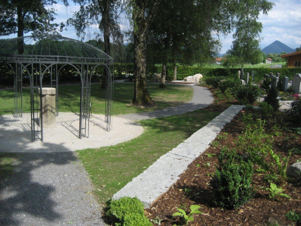 Bild Friedhof in Au, Gemeinde Bad Feilnbach, Referenz Projekt für Kurt Holley, Dipl. Ing. Architekt, Landschaftsarchitekt und Stadtplaner, BA